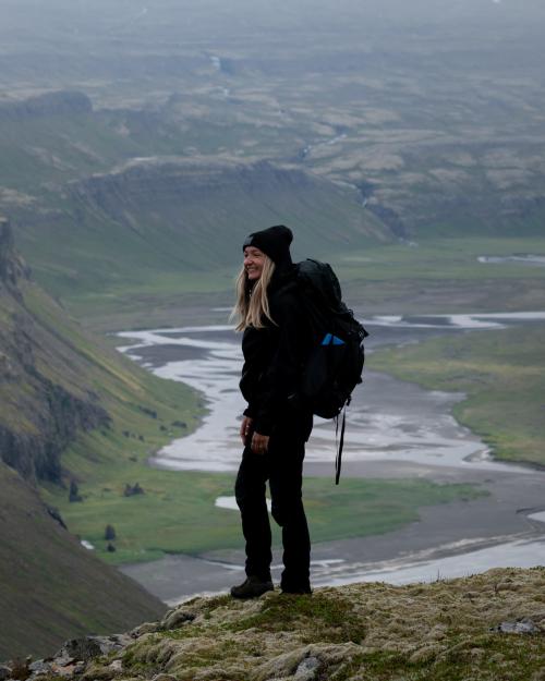 Das Foto zeigt unsere Absolventin Lena Goßens in den Bergen von Island