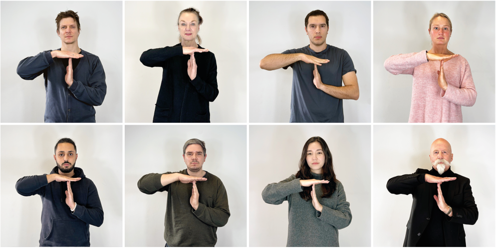 3 Frauen und 5 Männer formen ihre Hände zu einem T. Die T Formation ist vor dem Oberkörper zu sehen
